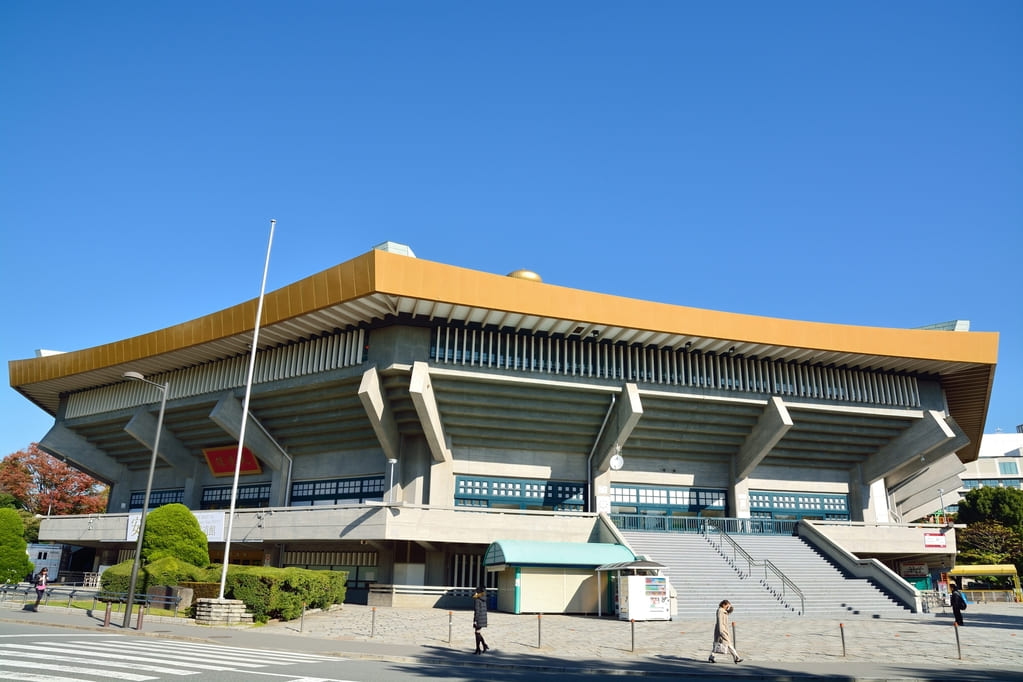 日本武道館に多くの人が集う