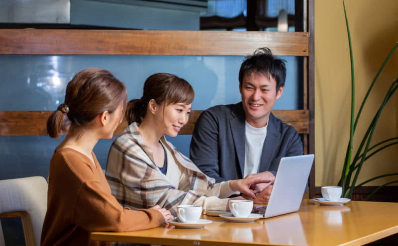 仕事中にコーヒーを飲むと業務効率アップ！飲むタイミングや注意点を紹介